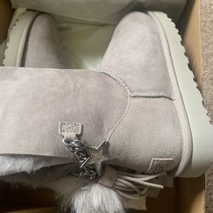 Never worn before gray Uggs